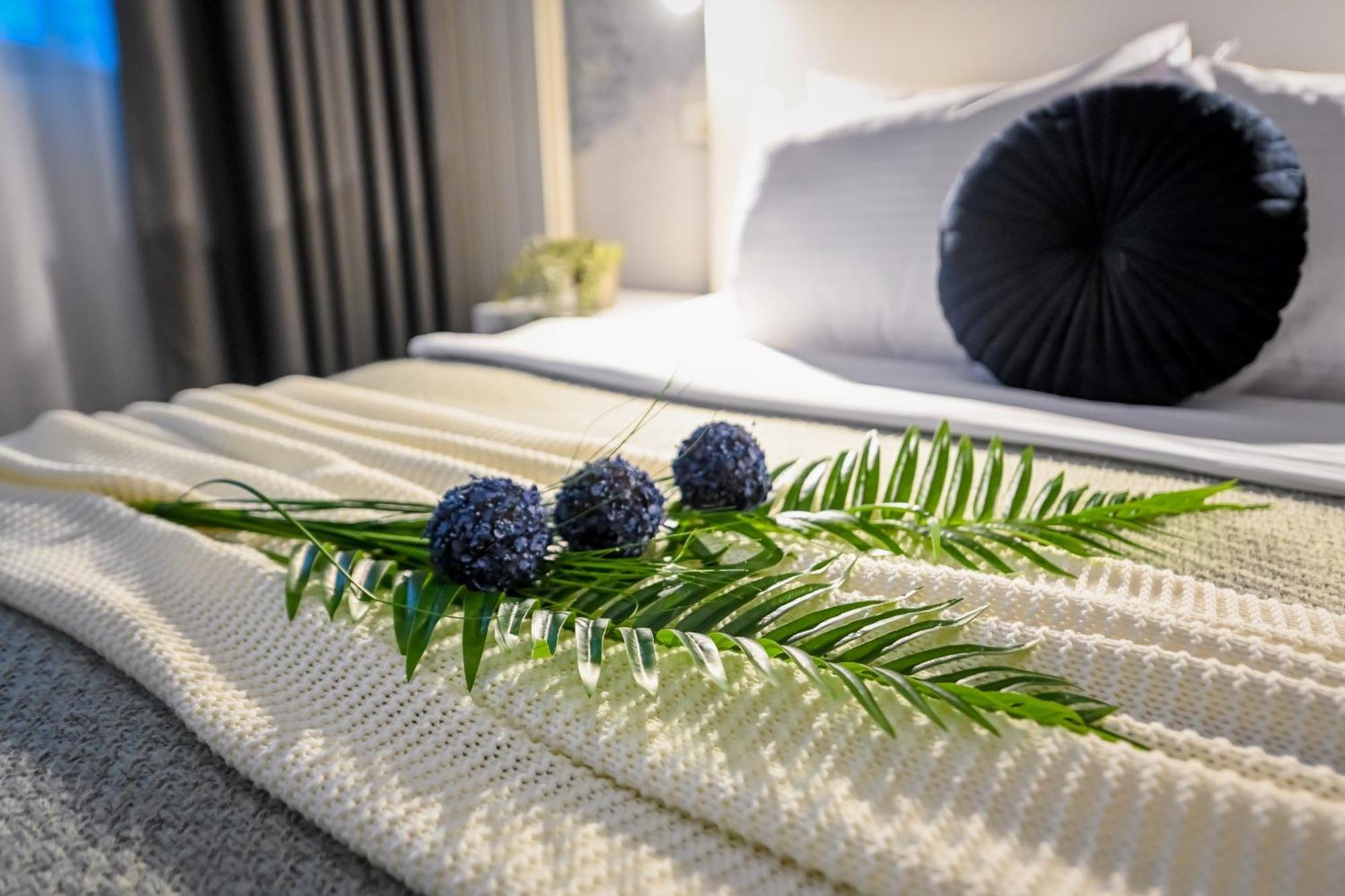 Urban Paradise - Modern Central Accommodation Bucharest Room photo